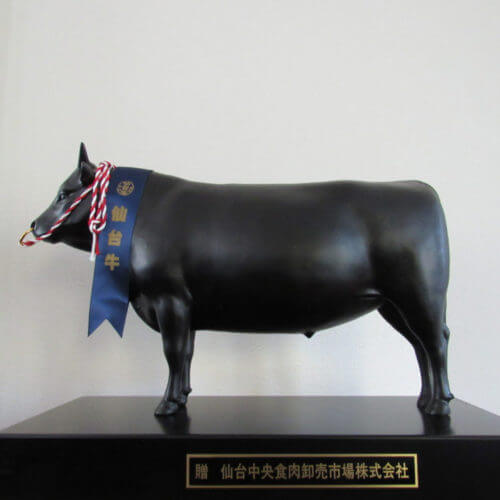仙台牛ブロンズ像　贈　仙台中央食肉卸売市場株式会社