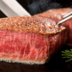 鉄板で焼いている厚切りステーキ