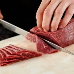 牛肉を包丁でカットしている様子