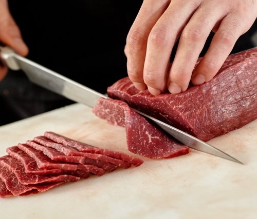 牛肉を包丁でカットしている様子