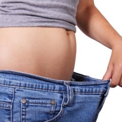 ダイエットに成功してズボンがゆるくなった様子