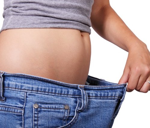 ダイエットに成功してズボンがゆるくなった様子